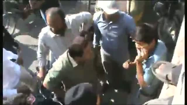 Watch Car owner thrashes auto ricksaw driver Video