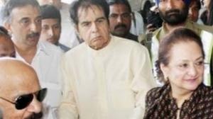 Watch Bollywood Actor Dilip Kumar & Saira Banu leave for Hajj Video