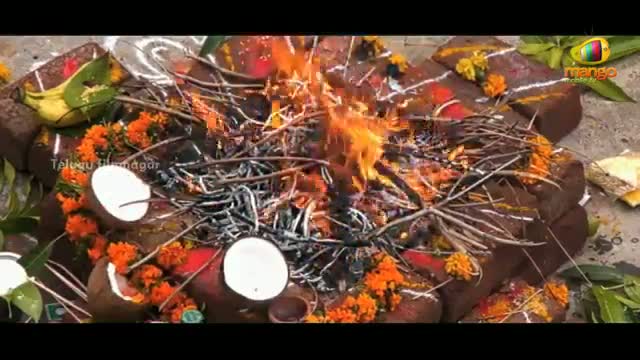 Watch Usuru Telugu Movie Scenes - Swamy trying to stop the ghosts - Madhavi Latha - Telugu Cinema Movies Video
