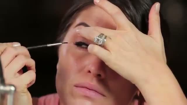 Watch The Beauty Beat: Emma Stone Makeup Tutorial! Video