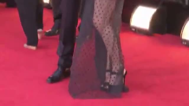 Watch Stars Get Chilly on the Golden Globes Red Carpet Video