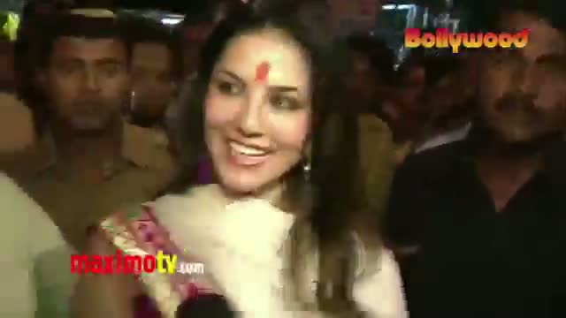 Watch Sunny Leone Visits Siddhivinayak Temple Before "Ragini MMS 2" Shoot Mumbai Video