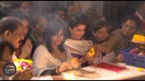 Watch Sunny Leone visits Siddhivinayak Temple with Ekta Kapoor Video