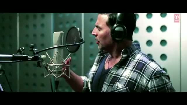 Watch Akshay Kumar Singing Mujh Mein Tu (Full Song) - Special Chabbis Video