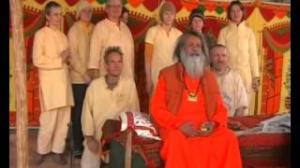 Watch Maheshwarnand Gives Guava As Prasada - Maha Kumbh Mela 2013 Video