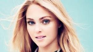 Watch ANNASOPHIA ROBB Talks CARRIE BRADSHAW Style Video