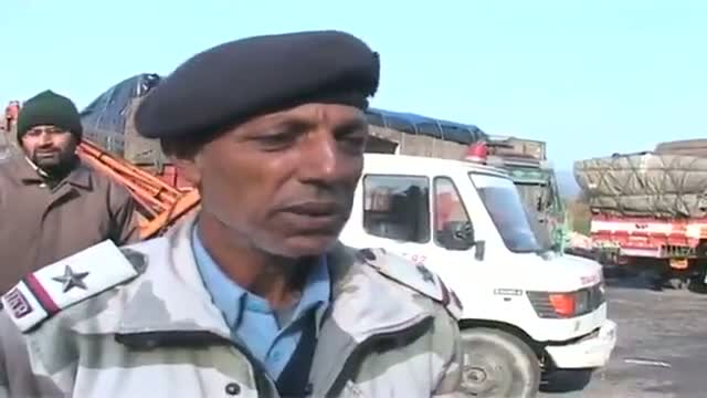 Watch Heavy snowfall halts traffic in Jammu Video