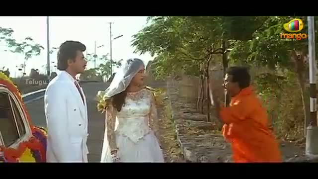 Watch Manavudu Danavudu Scenes - Venu Madhav trying to steal a car from newlyweds - Soundarya, Ramya Krishna - Telugu Cinema Movies Video