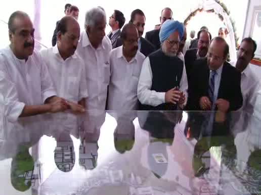 Watch The Prime Minister, Dr. Manmohan Singh being received by the Governor of Kerala, Shri H. R. Bhardwaj, the Chief Minister, Kerala Shri Oommen Chandy and the Union Minister for Overseas Indian Affairs, Shri Vayalar Ravi, on his arrival at Cochin airport on  Video