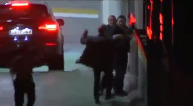 Watch Shakira and Pique arrive at the clinic for parents Video