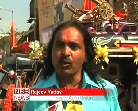 Watch Auto stunts on Kohlapur streets Video