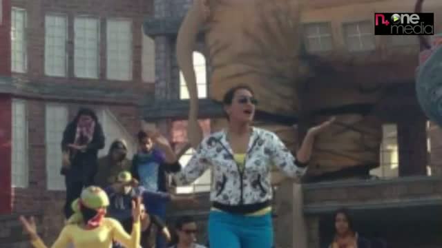Watch Sonakshi Sinha Rehearsing for the Stardust Awards 2013 Video
