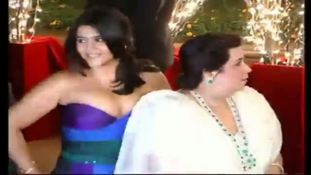 Watch Ekta Kapoor flaunts heavy cleavage! Video