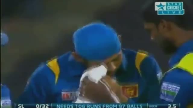 Watch Deadly Bouncer hits Dilshan's eyebrow 1st T20I Australia v Sri Lanka at Sydney (26 January 2013) Video