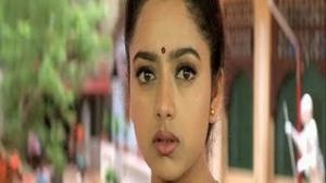 Watch Pelli Chesukundam Scenes - Venkatesh helping out Soundarya with a job - Telugu Cinema Movies Video