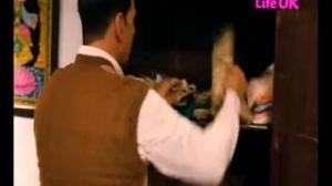 Watch Wasim Khan to catch hold of Gold Robbers in Shapath - Special Chabbis 2013 - Manoj Bajpayee Video
