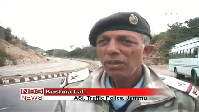Watch Fresh snowfall shuts down Srinagar Jammu highway Video