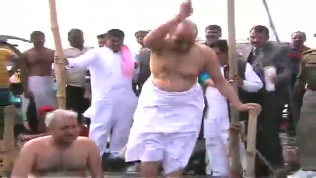 Watch BJP President takes a holy dip at Maha Kumbh Video