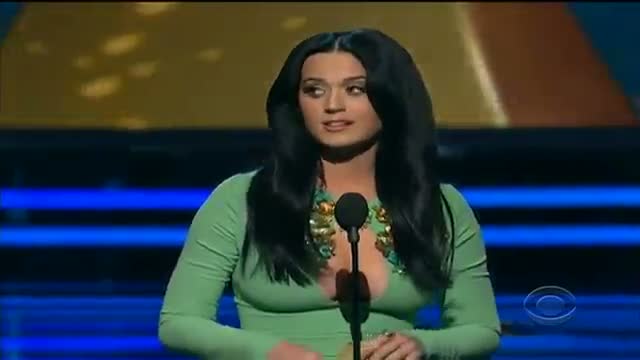 Watch Grammys 2013: Katy Perry jokes about her eyelash line as she presents Grammy award Video