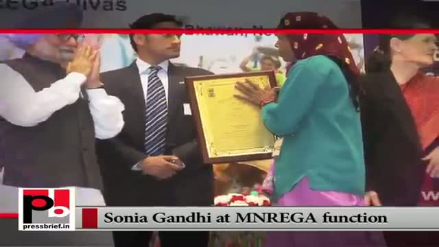 Watch Sonia Gandhi presents MNREGA awards Video