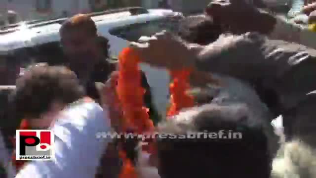 Watch People greet Rahul Gandhi in Amethi Video