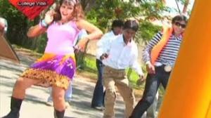 Watch Muchki Hansi Tus Tuisa College Wali - Bengali Hit Video Song Paritosh Video