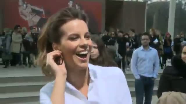 Watch Kate Beckinsale reveals she's a fan of One Direction Video