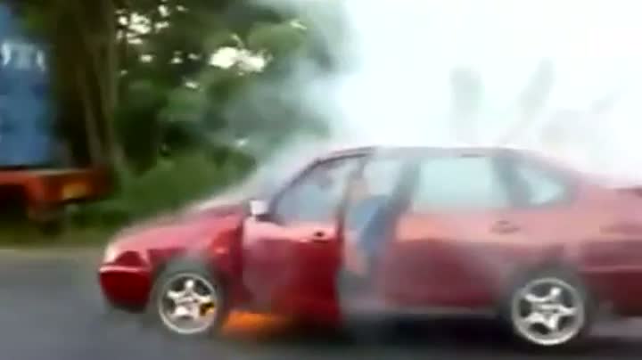 Watch Idiot Destroys His Gearbox Video