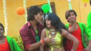 Watch Khiyawa Dugo Puaa Sange Litti (Bhojpuri Holi Naughty Video) From Holiya Mein Laagela Paala Video