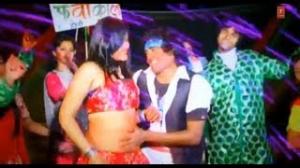 Watch Mun Dehem Hole Fevicol Se (Bhojpuri Tabahi Holi Naughty Video) From Dehati Fevicol Holi Video