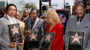 Watch The Miracles founder, Motown singer Bobby Rogers dies Video
