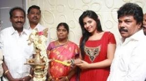 Watch Actress Anjali launches City Club in Chennai Video