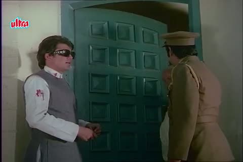 Watch Rajesh Khanna becomes homeless - Mere Jeevan Saathi Scene (1972) Video
