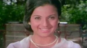 Watch Tanuja visits colonel's house to see Rajesh Khanna - Mere Jeevan Saathi Scene (1972) Video