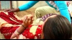Watch Bhataar Chulha Potna [Bhojpuri Holi Video] Makeup Utar Jayee Holi Mein- Bhojpuri Gulaal Video