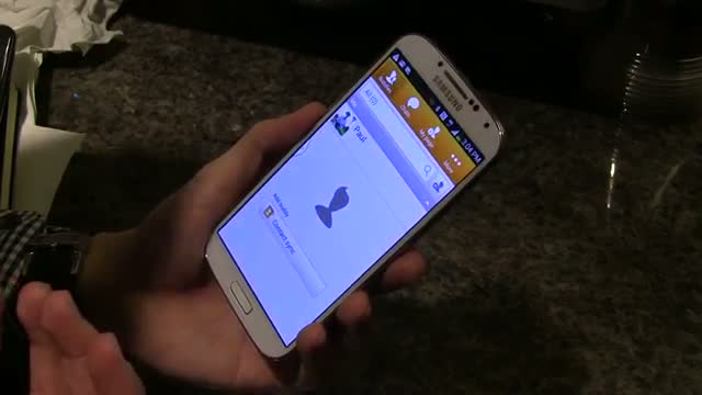 Watch Samsung Galaxy S4 - Comparing the black and the white version - With wireless charging cover Video