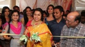 Watch Suhasini Maniratnam Inaugurates Kalaniketan Sarees Stills Video