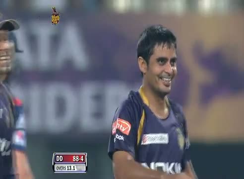 Watch Wicket of Johan Botha taken by Rajat Bhatia in over 13.2 - DD vs KKR - PEPSI IPL 6 - Match 1 Video