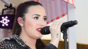 Watch DEMI LOVATO and ALEJANDRO FERNANDEZ Perfoming At Festival Video