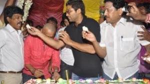 Watch Allu Arjun Birthday Celebrations At Chiranjeevi Blood Bank Video