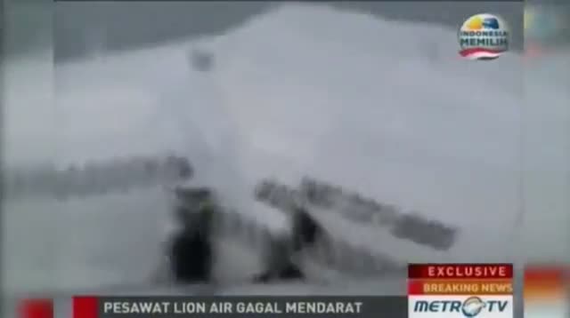 Watch Lion Air Jet Crashes Into Sea in Bali; 45 Hurt Video