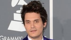 Watch JENNIFER ANISTON and JUSTIN THEROUX Run Into JOHN MAYER! Video