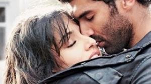 Watch Shraddha Kapoor, Aditya Roy Kapoor Sing Tum Hi Ho from Aashique 2 Movie! Video