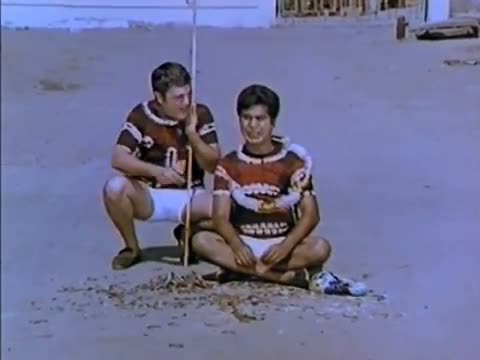 Watch Bollywood Best Fall! - Comedy Scene - Sanjeev Kumar - Puja Aur Payal Video