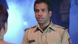 Watch Tusshar Kapoor Rescues Laila Mehdin - Insan Video