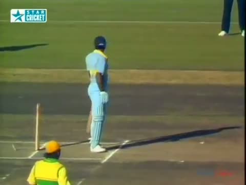 Watch *RARE MOMENT* | Kris Srikkanth out hit wicket..but no one Notice Video