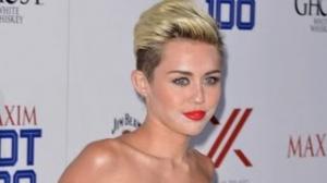 Watch Miley Cyrus Suffers a Makeup Malfunction Video