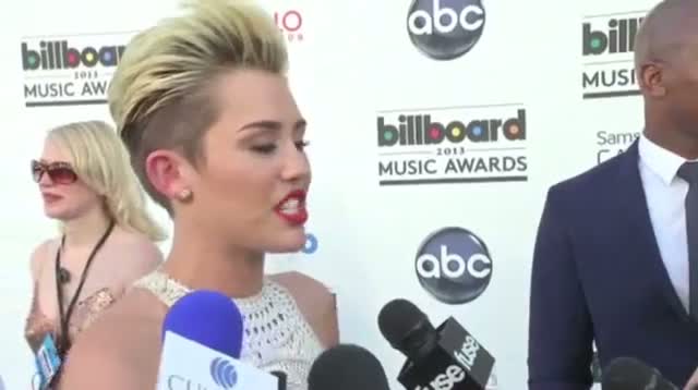 Watch Mega-stars Arrive at Billboard Awards Video