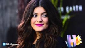 Watch Kylie Jenner & Willow Smith Ignored Crying Fans Video