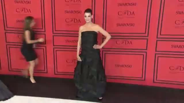 Watch Fashionable Stars Gather for the CFDA Awards Video